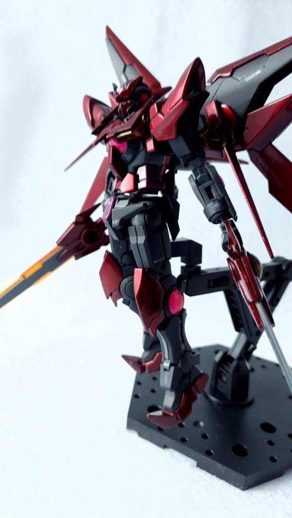 トップコート時に部品がくっついてしまったりした部分もあるのですが、それも含めて塗装というのは色んなことができるのだと感じられた製作でした。次は今のところ、また赤いガンプラを作ろうかと思っています。