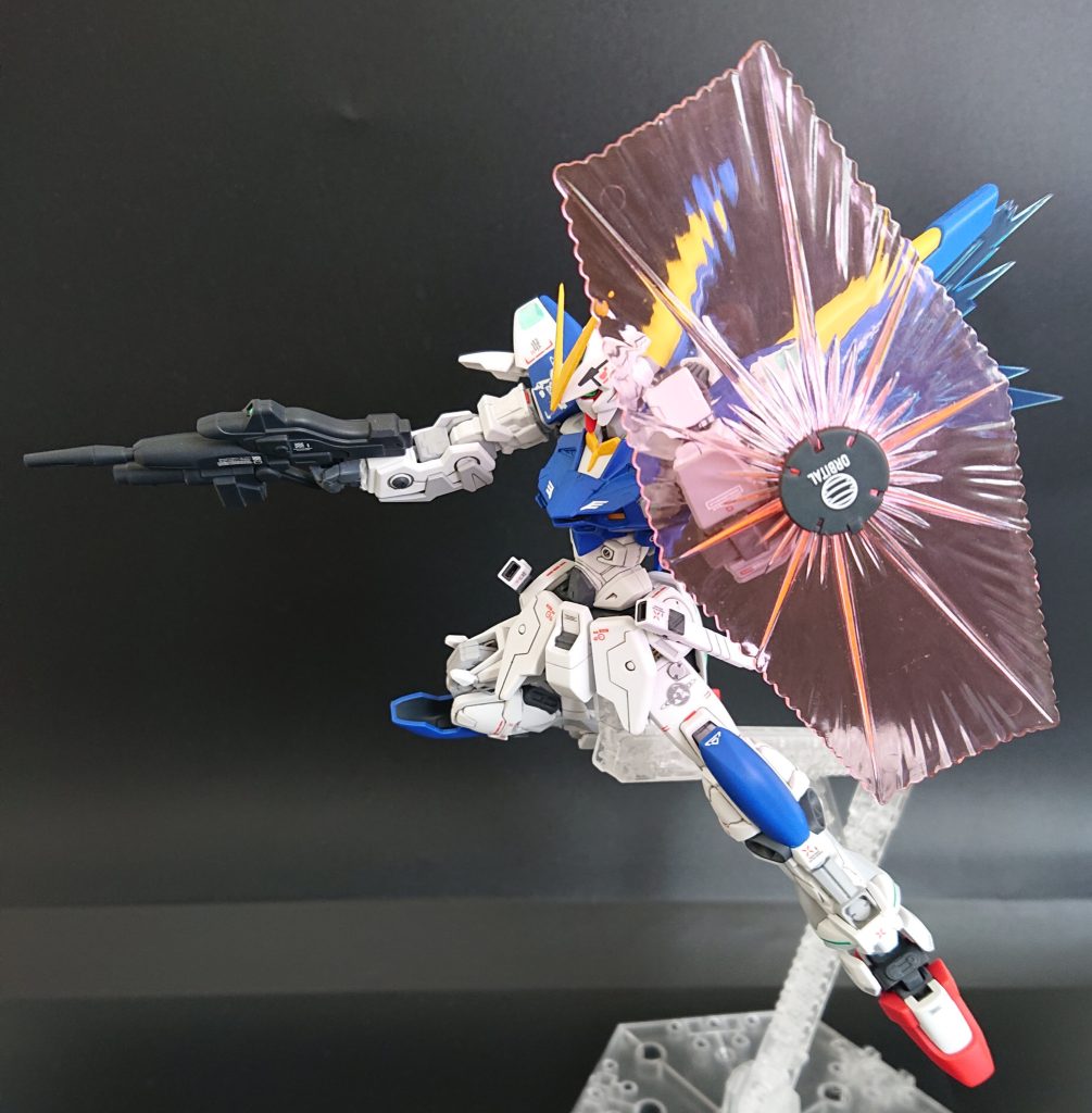 ビームシールドは可動軸のある基部を用意しました。横~前後に移動できます。