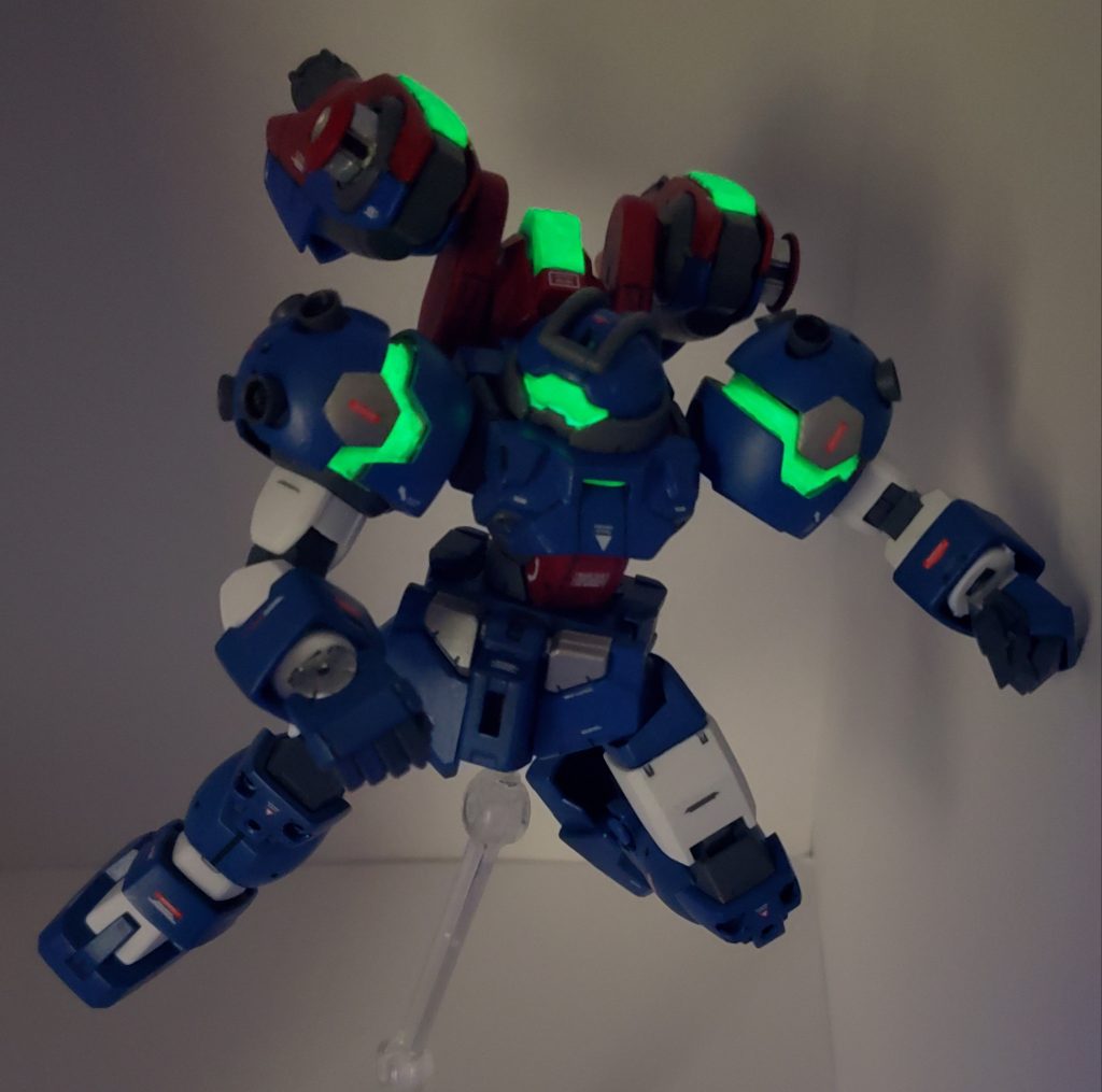 蛍光塗料はホームセンターのやつと100均の蓄光パウダーを使用。非常に塗りにくかったけど、何とか光ってくれて良かったです。