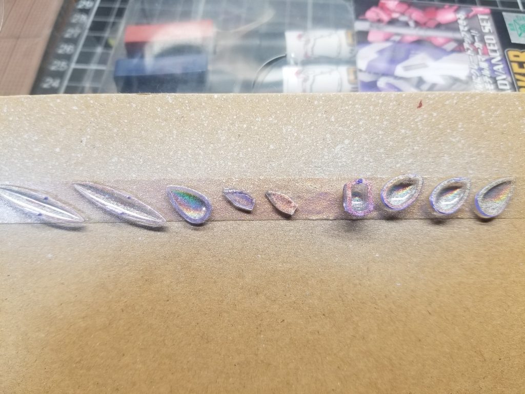 このキットの特徴である紫の透明パーツはせっかくキレイなパープルなので上から塗装はせず、内側からガンマカ新色のホロシルバーを吹いてみました。見る角度で七色に輝きます。