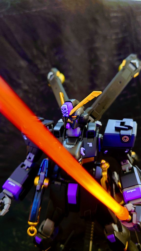 蛍光塗料使用でツインアイやサーベルがブラックライトで発光する