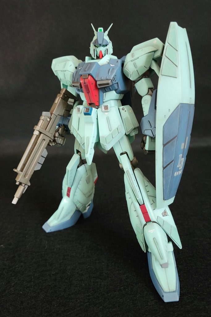 青い部分はミディアムブルーに筆塗り、黄色部はグレーにしました。ちょっと落ち着いたカラーリングのリガズィ。ガンダムモドキ感は薄らいでるかな? デカールは記号っぽいものを選びました。