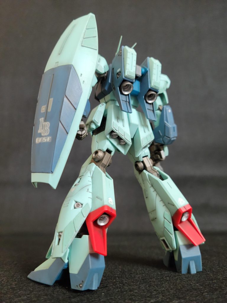 普段から感覚の研ぎ澄まされたGUNSTAのパイセン方なら、すぐに 気付かれたかと思いますが、背中の長いパーツ無くしてます…。シールドと腕の接続部も無くしてます…。パーツの細かいRGやMGならわかるけど、HGでなんで無くすねんってねっ! 探したけど見つからず、そのうち出てくると信じ作成を続け…で、どうした?