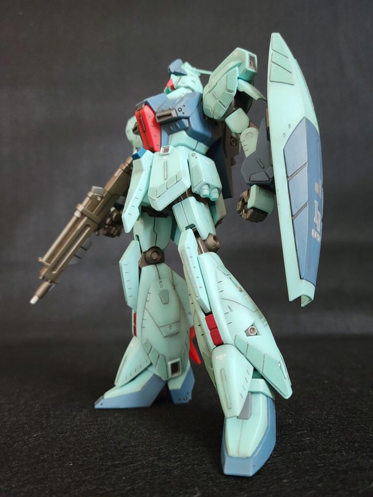 シールドはランナーを加工して、腕に接続出きるようにしました。ホッ。