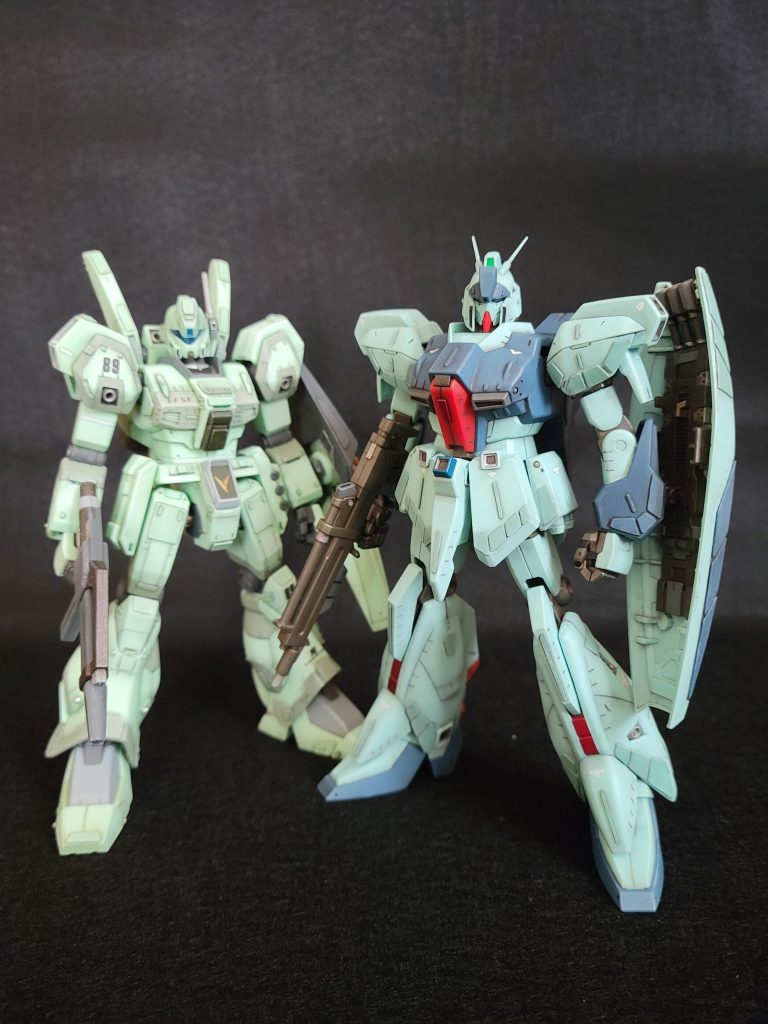 過去作ジェガンと。ディテール違うけど気になりませんね。ねっ! 前回作ヤクトドーガと雰囲気同じにしようとプラ板貼り貼りしてたんですが、出来上がりどんな感じになるか正直不安でした。