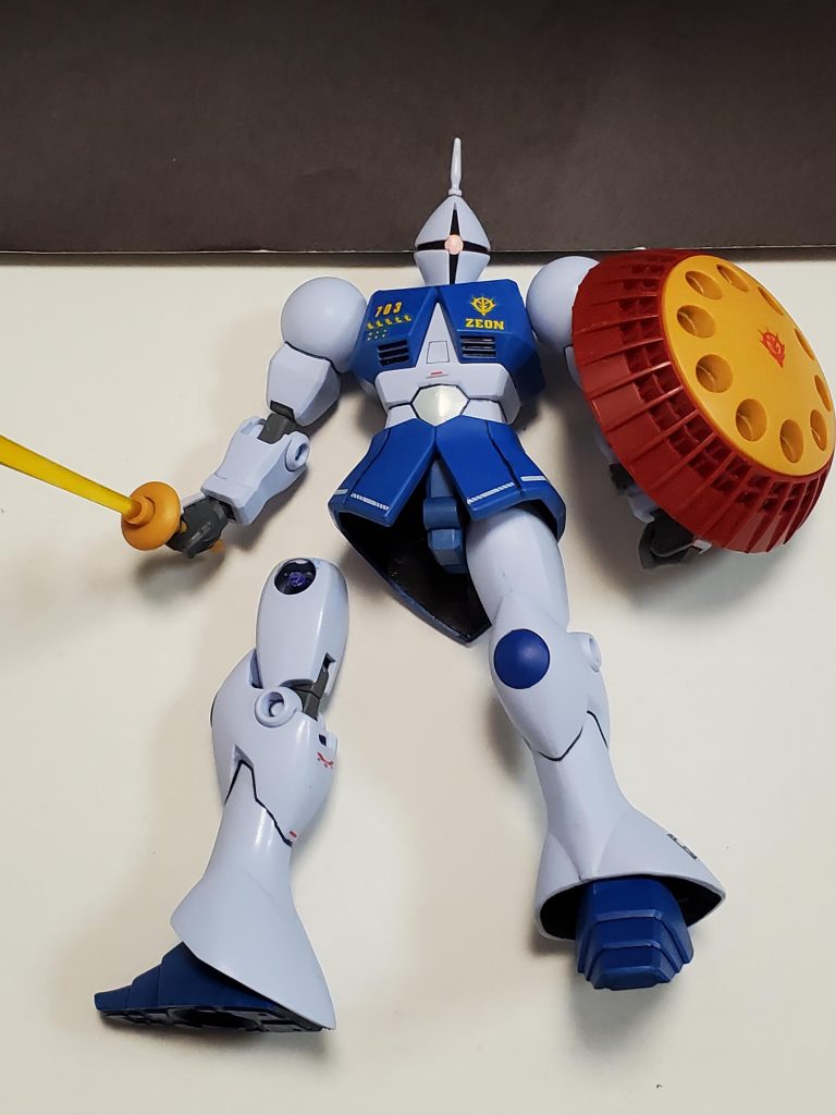 これからアクションシーンを撮影🎬️しようとアクションベースにグイグイ取り付けていたら……なんと❗股関節パーツがボキッ…😱💦劣化もあってか折れてしまいました~😢古い機体に無理をさせてしまったようです😥ギャン君、ごめんなさい~🙇💦撮影🎬️困難に陥ったため、ストーリーは無しでの投稿となりました~😢💦