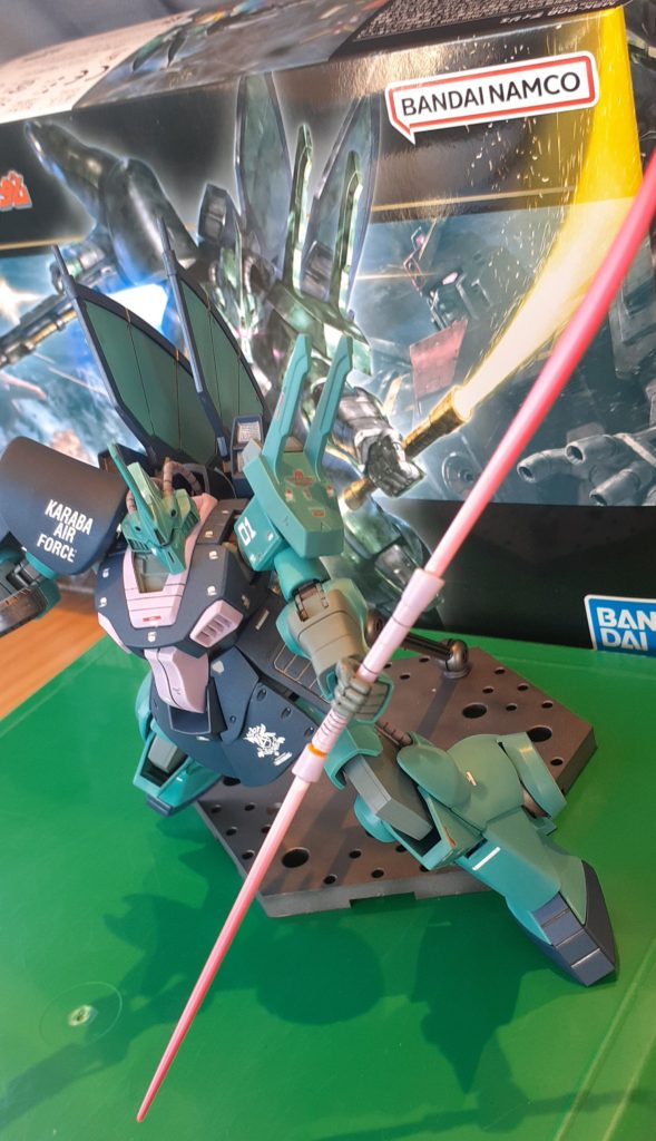 箱絵ポージング…!『やっちゃえ―!』塗装…青は・ガイアカラー・ストーングリーン胴体・青は、ガイアカラー…ガンメタサーフィサーと、クレオス…キャラクターブルーの調色。紫は・クレオス…ライラックです。