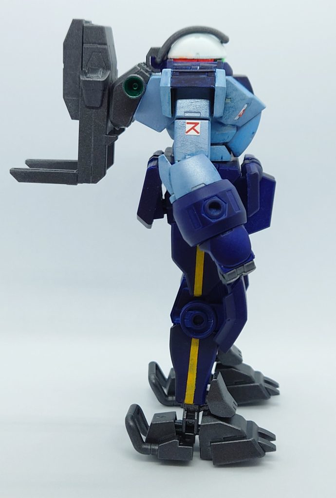 背中のトランクレッカーは、陸戦型ガンダムより引用。トランクの形状にピッタリはめるため、逆さまに取りつけています。