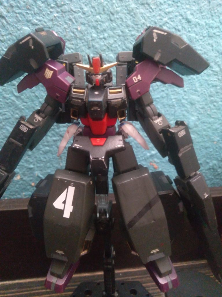 Oberon was built to be the bombardment unit. It's armor is thicker to withstand the power of the GN Hyper bazookas. It is equipped with 2 hyper bazookas and 2 GN cannons mounted on the backpack. The GN cannons are on sub arms that allow them to fire in any direction.