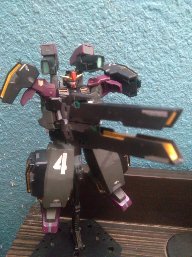 Aside from the thicker armor, Oberon also has 4 GN field generators on the legs and shoulders. These units produce a sphere of gn particles that protect Oberon as well as an ally suit.