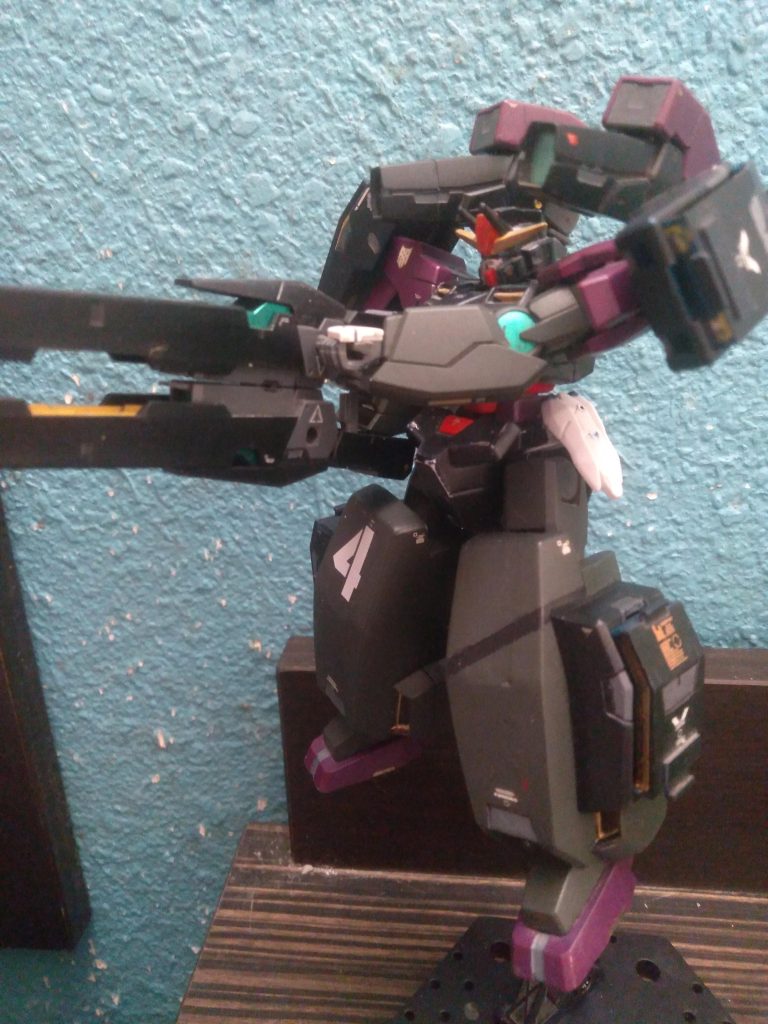 Oberon is definitely one of the more powerful gundams on the Andromeda team. There are also gn beam sabers stored in the knee area of the leg armor