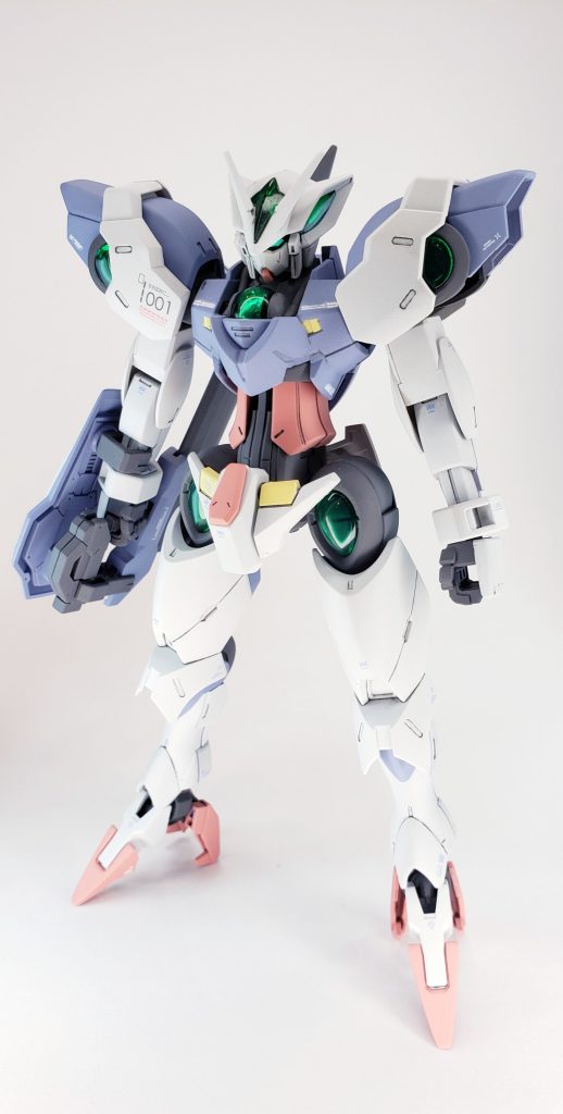 フェイスにはエクシアとハイニューのパーツをミキシングしています。カラーレシピ白:ニュートラルホワイト(ｶﾞｲｱ)青:マスオブルー(ｶﾞｲｱ)赤:マスオレッド(ｶﾞｲｱ)黄:マスオイエロー(ｶﾞｲｱ)関節、武器:メカサフへヴィ