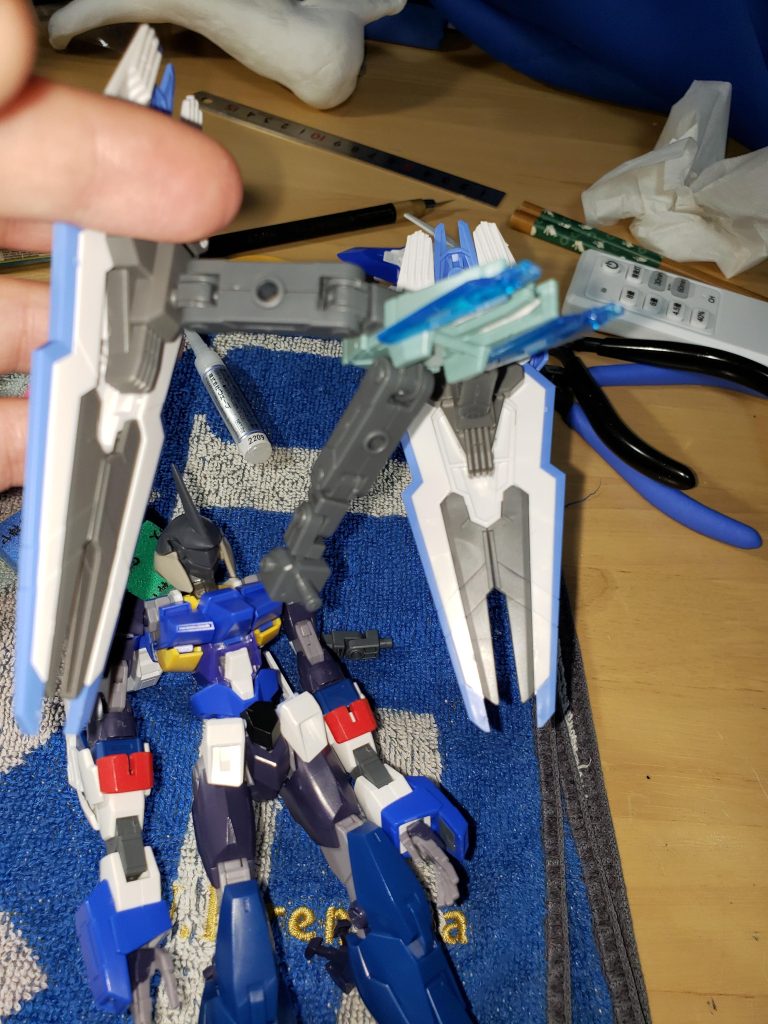 これはバックパックの写真ですね。AGE-FXの胴体にはコアファイターが着いていますから、それに直接つけようとも思ったんですが、元々LRFFをコア・ファイターにつける予定だったので新しくバックパックを作りました。Cファンネルがついてるところが本体につながります。下に伸びてるアームは、コア・ファイターの下部に穴があるので、そこにぶっ刺してバックパックを固定します。