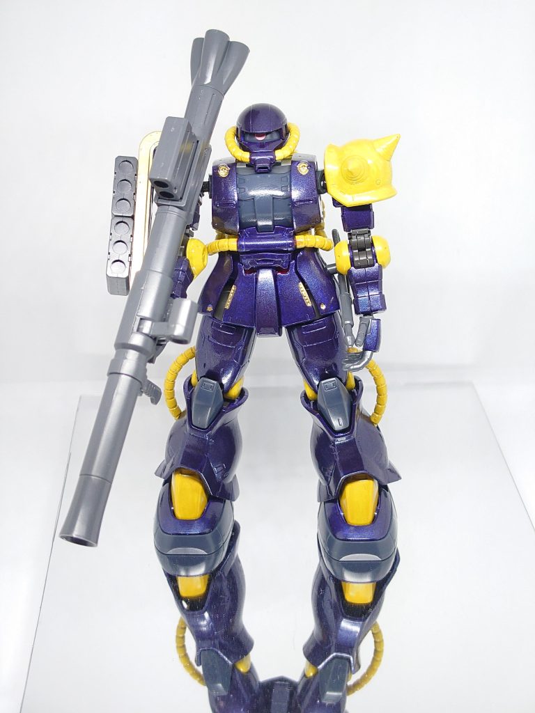 オリジン系はモールドが多く、掘り直しが結構手間になります(笑)。それを差し引いても肩にバズーカの予備弾倉はカッコ良すぎます。