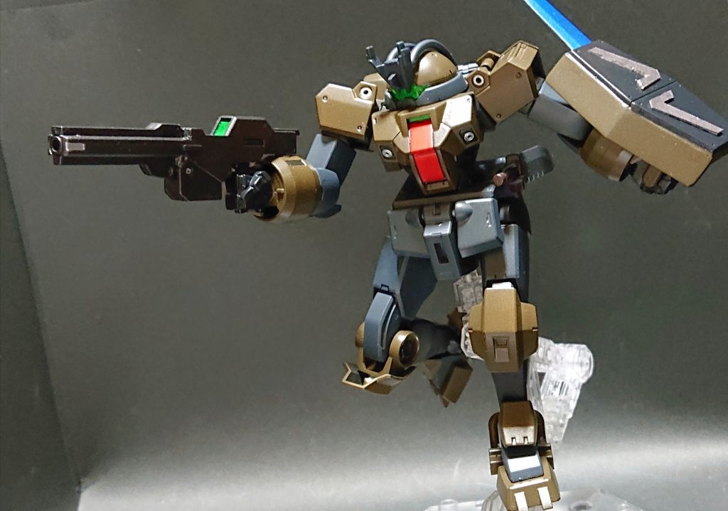 ハンドガンは、コトブキヤのM.S.Gの銃系ウェポンパーツの砲身部分を、デミのガンの先端にプラ棒を通して接続。