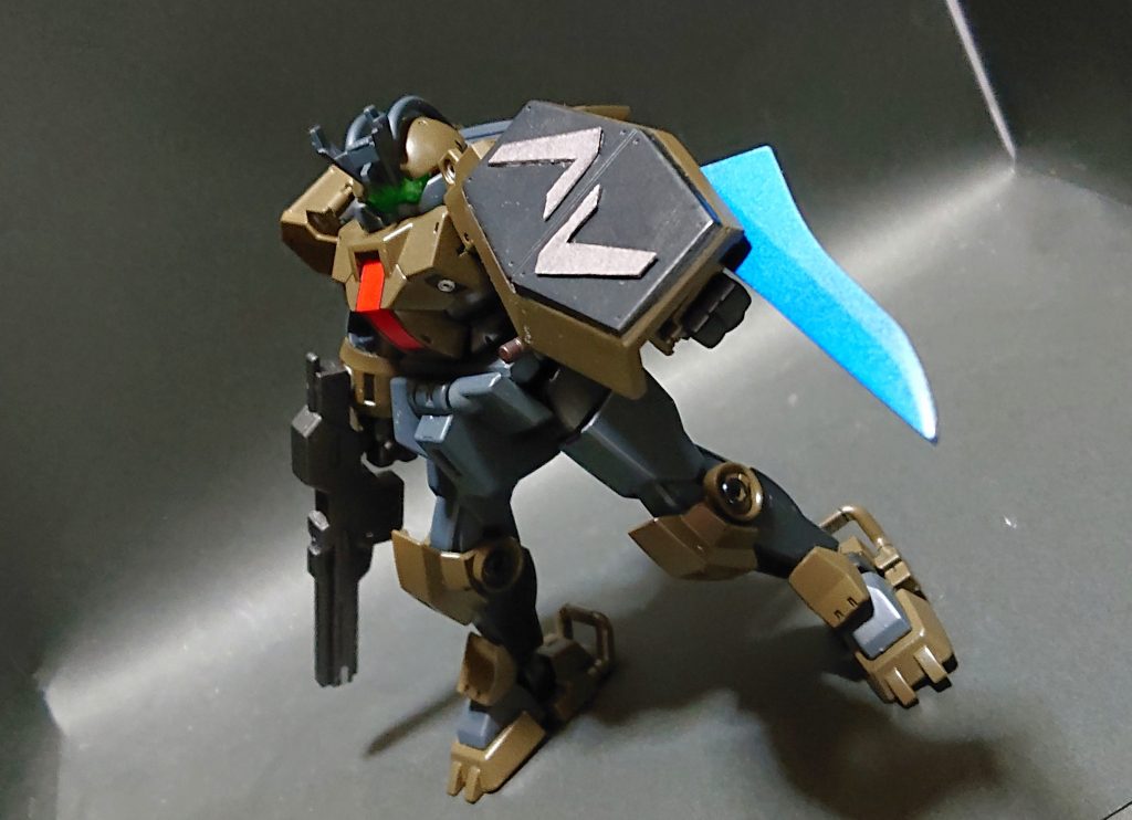 シールドの折り畳み式の刃には、ストライクノワールのウイング部分をヤスリでそれっぽく形を作って設置しました。ジョイントは30mmオプションパーツについていたジョイントパーツを流用しました(下記写真参照)。