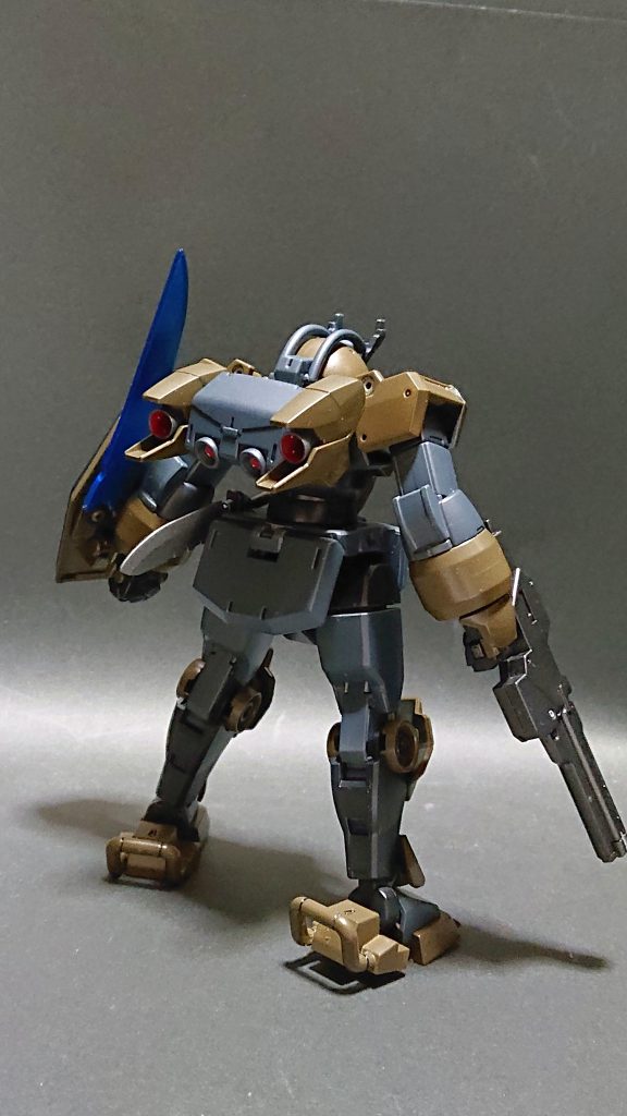 バックパックには加速バーニア的なものを仕上げてサイドに設置。このパーツが何のキットの余剰パーツか思い出せないのが申し訳ないです;