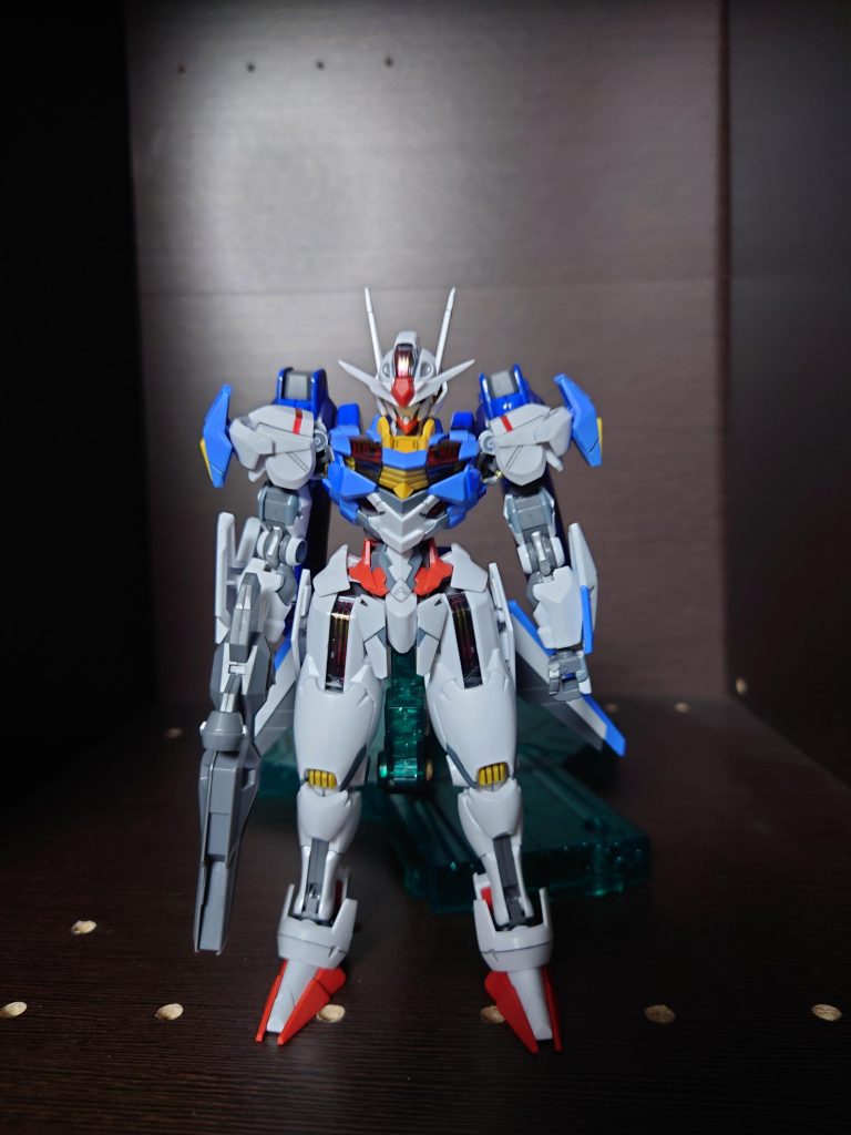 正面青色部分はMrカラーのコバルトブルー、部分塗装に使った灰色部分はタミヤカラーのライトグレイ、関節や足にあるパイプのような部分にはタミヤカラーのフラットアルミ、目などのセンサー部分には水性ホビーカラーのメタリックグリーンで塗装しました。あとはアンテナ部分のシャープ化をしました。