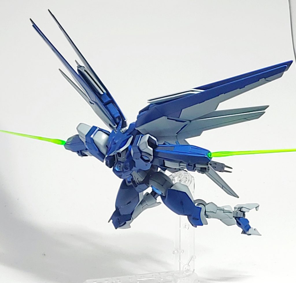 ・ビームサーベルミカエリスのものと同じ、ガントレット型の小型シールドに備え付けられたサーベル。手持ちのものに比べ可動域は狭いが代わりに高い切れ味を誇る、という設定。AGE3のものにスジボリでディティールを加えて使いました。