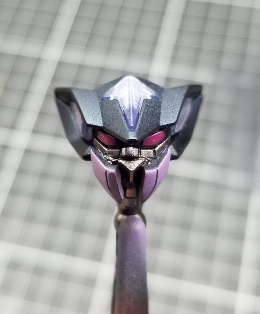 今回の一番の変更ポイント。この顔はジャンクにあったMGストライクルージュのパーツを転用しました。頬当て部分がないとセルの不完全体みたいな顔でした(笑)今こうして見ると、まるで鋼鉄ジーグのようだ❗知ってる人は年代近いですねっ?🤣