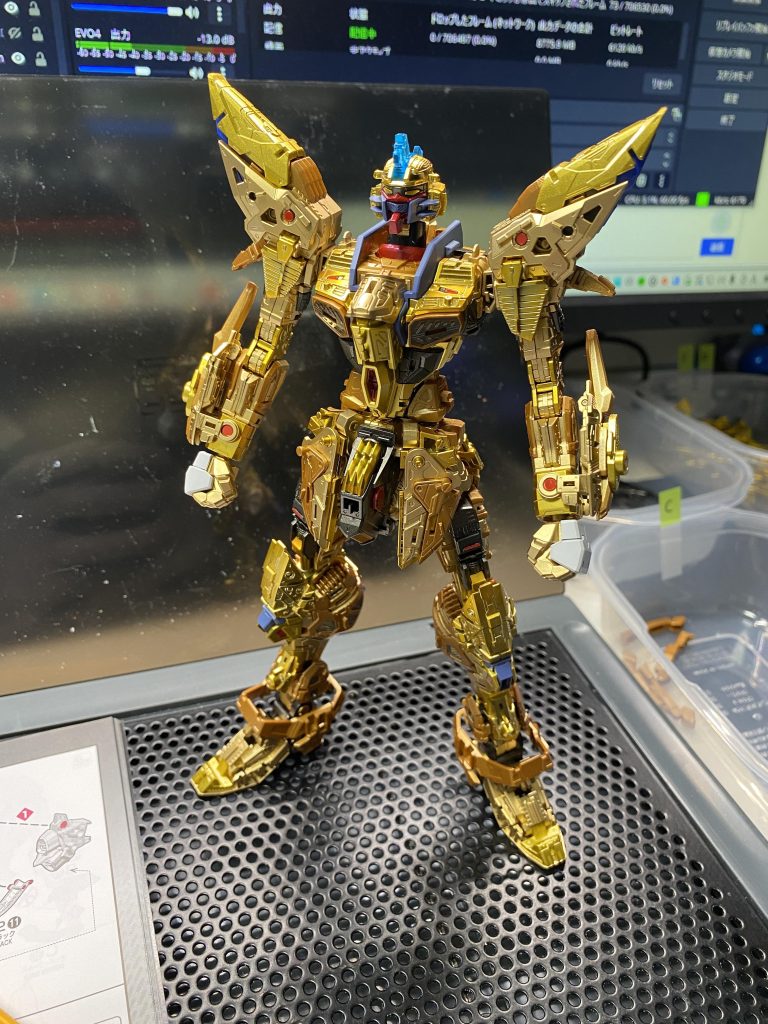 まずはフレーム部分の写真スーパーリッチゴールドが他のメッキパーツと非常に親和性が高く、違和感なくマッチしてました！写真だと分かりにくいですが落ち着いたゴールド色なのでもっと派手感が欲しい場合はガイアのスターブライトブラスや今度Mrカラーから出る新色のウルトラゴールドとかを試しても面白いかもしれません。