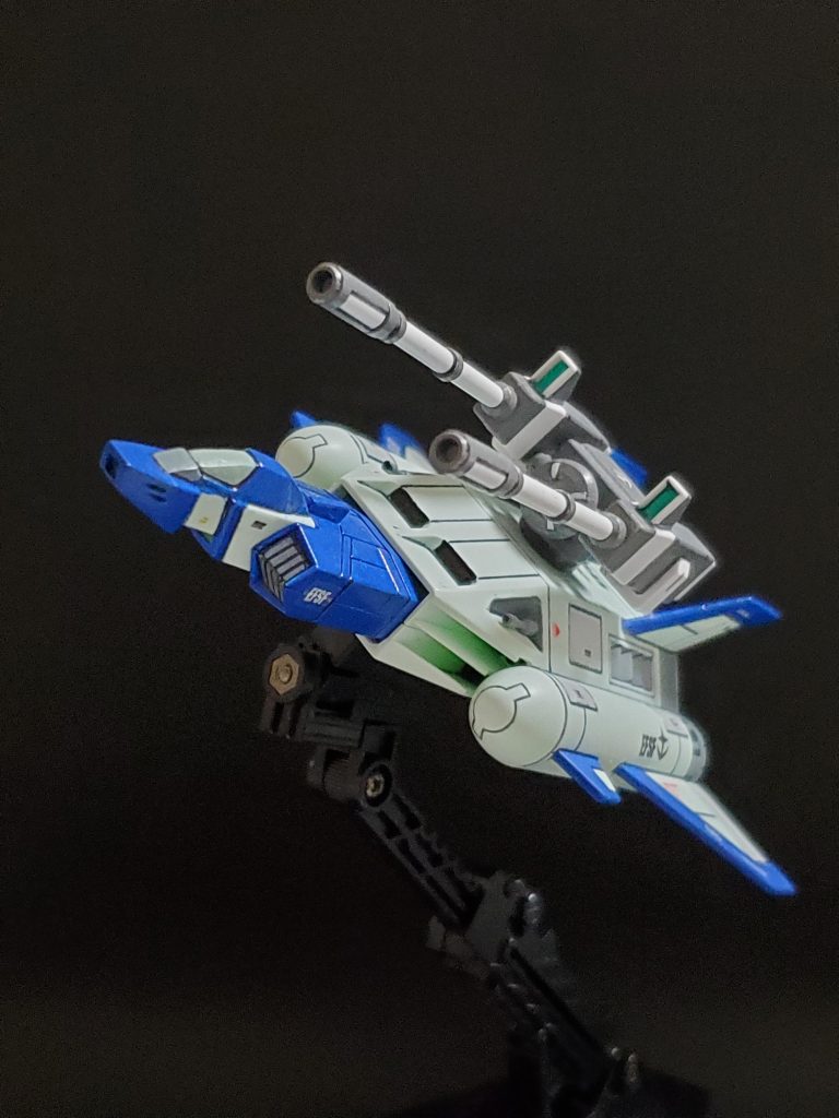 じつに40年ぶりに組み立てた旧キット1/144コア・ブースター✨小学生の頃に作ったキットは仕上がりはヒドイもんでしたが、今回は少しはマシに仕上がったかなぁ～と思います😅💦古いキットですが、戦艦や航空機の造形は素晴らしいなと改めて感じました😔✨制作にあたり、ノーマルな状態に一工夫加えたいと思い、ボールより頂いたフィフティーンキャリバーを装備する事が決定❗今回唯一の改修ポイントです👍