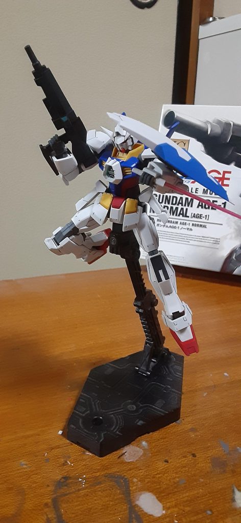 アンクルアーマーが貧弱に見えたので根元にプラ板貼ってボリュームアップ、逆に脚部はヤスリで削って軽快感を出してみました。胸部も一部削ってバックパックのウイングに合わせて前にも小さいウイングを付けてみました。腹部もプラ板貼ってディテールアップ、暗いグレーに塗ってみたけど暗すぎたかな。