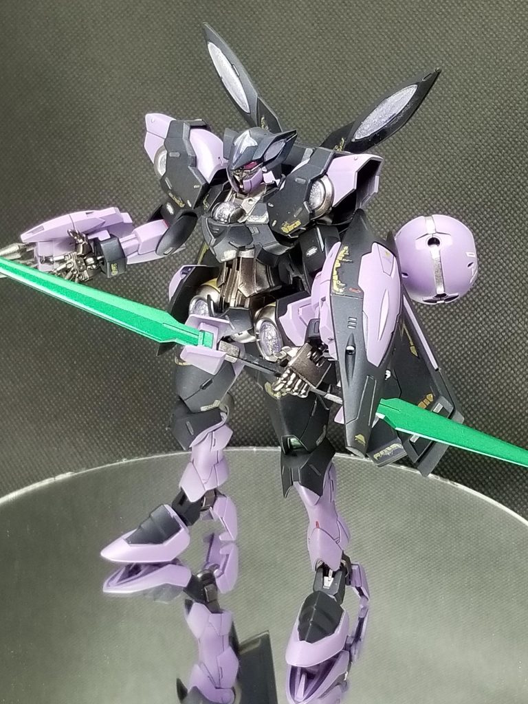 武装もオリジナリティを出す為に変更してみました。両手のベイオネットから出るソードは双刀型にし、右腕のベイオネットの2連装ビームガンは砲身を取り付け、左腕にはシールドを取り付けてみました。