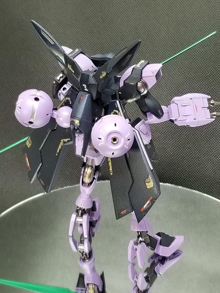 バックショット。バックパックはストレート組みです。中央パーツの塗り分けは付属のシールでマスキングを行いました。