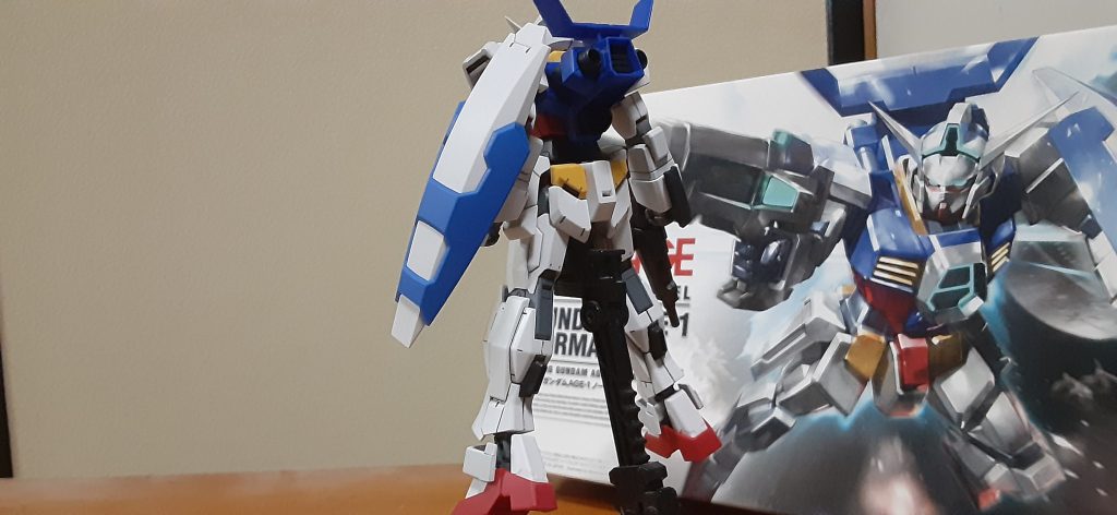 ふくらはぎにビルダーツパーツのスラスターを加工して接着、合わせ目は一部段落ちモールドに。腰サイドアーマーもシンプル過ぎに感じたので削ったりプラ板でディテールアップ　スラスターとライフル同じ色は変かな？関節がパーティングライン酷かったので消して塗装　ウイングは先端をシャープに