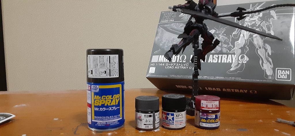 使った塗料、タミヤのガンメタをフレームに使ってます。装甲の黒い部分はタミヤの艶消し黒、グレーは水星の魔女シリーズ、ソードはスプレーです。