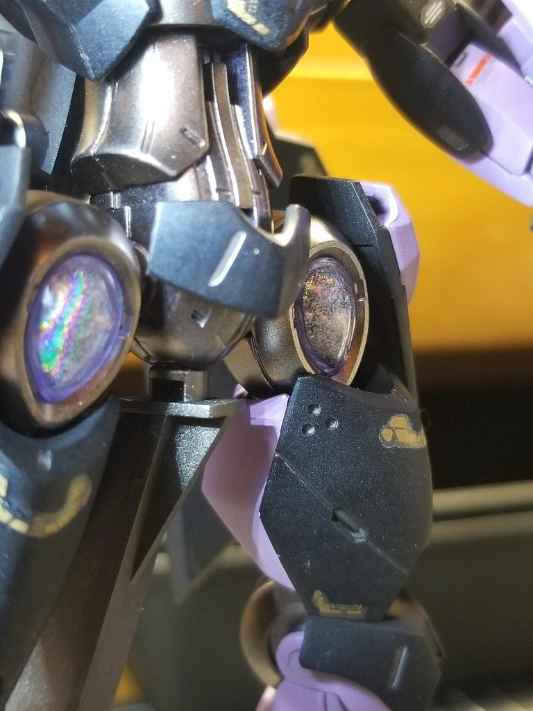 ディテールアップとしてのスジ彫り追加は全くしませんでしたが、脚部に三つ穴ディテールを施してみました。ずっとやってみたかったディテールだったので満足です(笑)