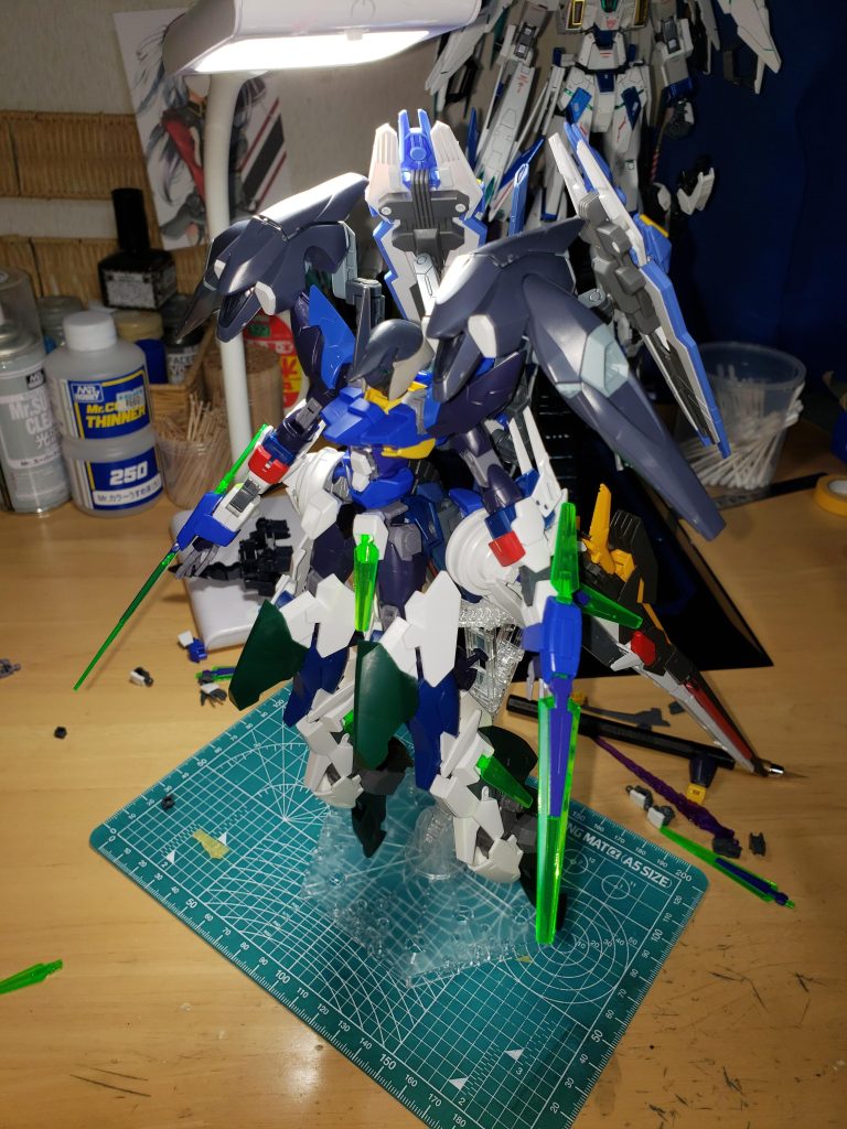 最終的にこうなりました。初期案からはかなり変更が多かったです。具体的な変更点は、・AGE-2 マグナムSVのパーツを使わなかった(脚とか腕はベースで使う予定だった)・Cファンネルをフル装備(4とか6ぐらいしか装備しない予定だった)・クアンタのシールドを装備しなかった(サイドアーマーと、肩アーマーに合計4つ装備させる予定だった)・GNソードVを装備しなかった(2本装備予定だった)・テイルライフルを装備した(装備させる予定はなかった)・LRFFの装備箇所(デルタカイみたいな感じにする予定で、コア・ファイターに装備させる予定だった)・ファラクトのバックパックを装備した(装備させる予定はなかった)...という感じで、結構変更した点が多かったです。もしかしたら、いつか