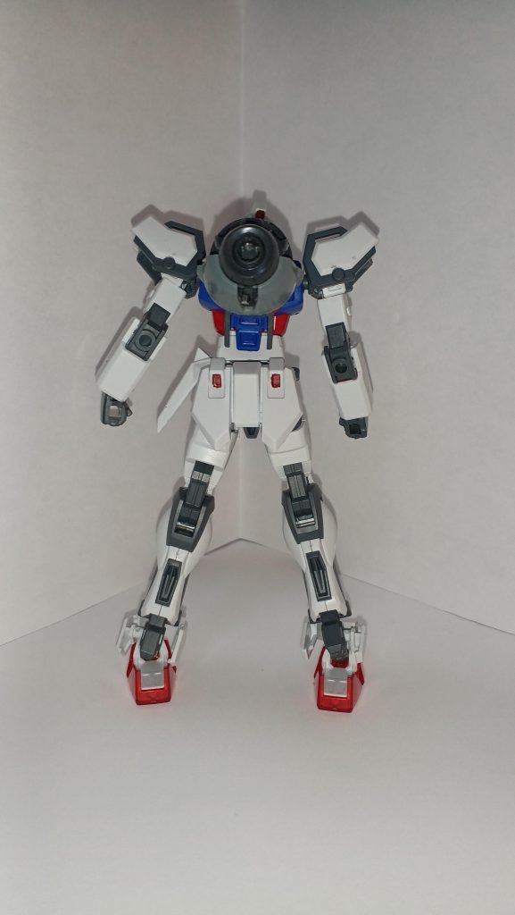 後ろ写真です。バックパックは、ズゴックeが壊れてしまってなにかに使えないかなと思い、腕をスラスターや、武装ホルダーにしました。