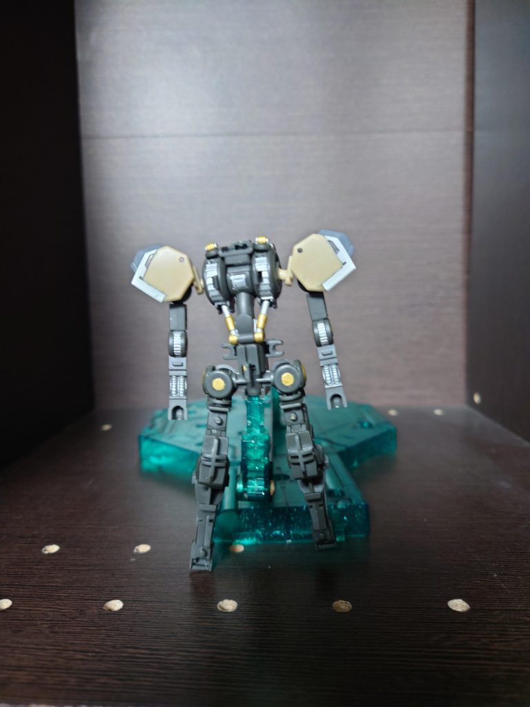 キマリス同様ガンダムフレームも塗ってます。銀色の部分はタミヤカラーのフラットアルミ、金色の部分はタミヤカラーのゴールドリーフで塗装しています。