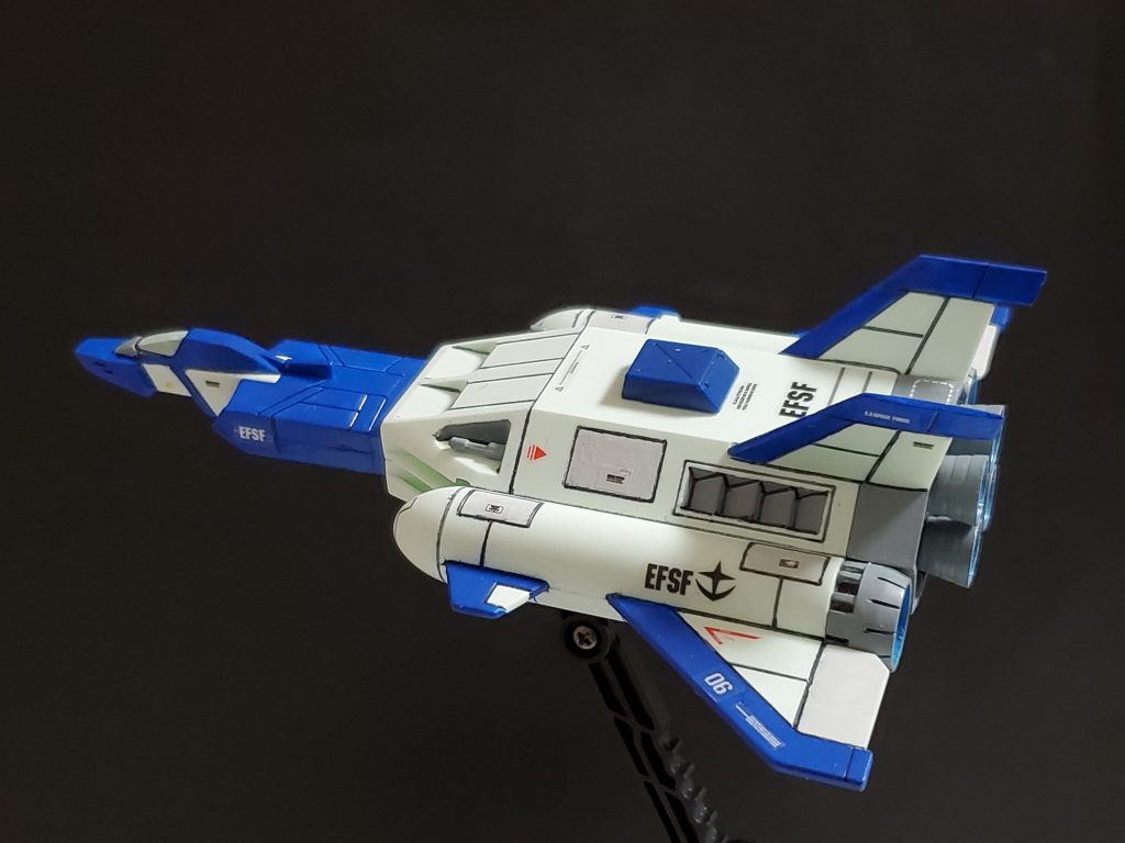 ノーマルなコア・ブースターの状態😊🎶さすがは古いキット❕コクピットは真っ二つに合わせ目があったので、接着⇒ヤスリがけで合わせ目消し💦カラーリングは🟦の部分はインディブルー❗エンジン部、フィフティーンキャリバーの灰色部分は新色となるグレイッシュブルーを使用✨ボディは成形色とライトグレーで塗装してます🎵