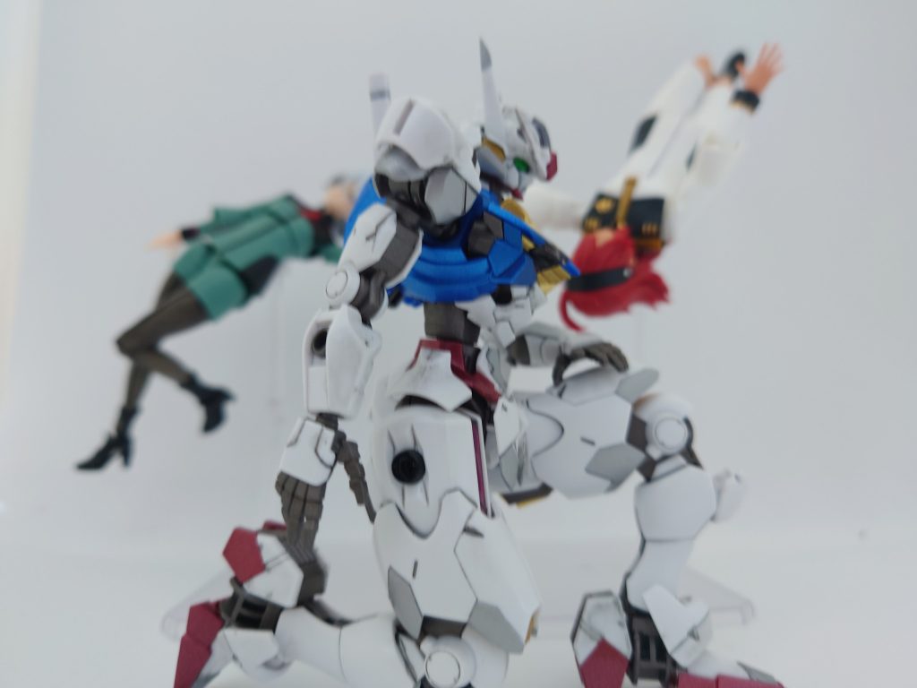 やっぱりやってみたいですよね、このポーズ笑フィギュアライズスタンダードのスレッタたちは大きいから後ろで別のビジュアルっぽいポーズさせてます。