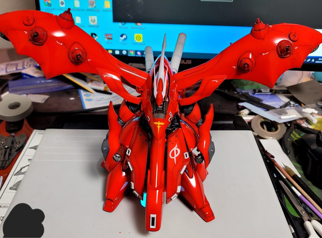 光沢があった頃…これはこれで似合ってましたが艶消し前提で色味が落ち着くのをふまえて明るめの赤にしていたのもあり最終的には艶消しを吹きました