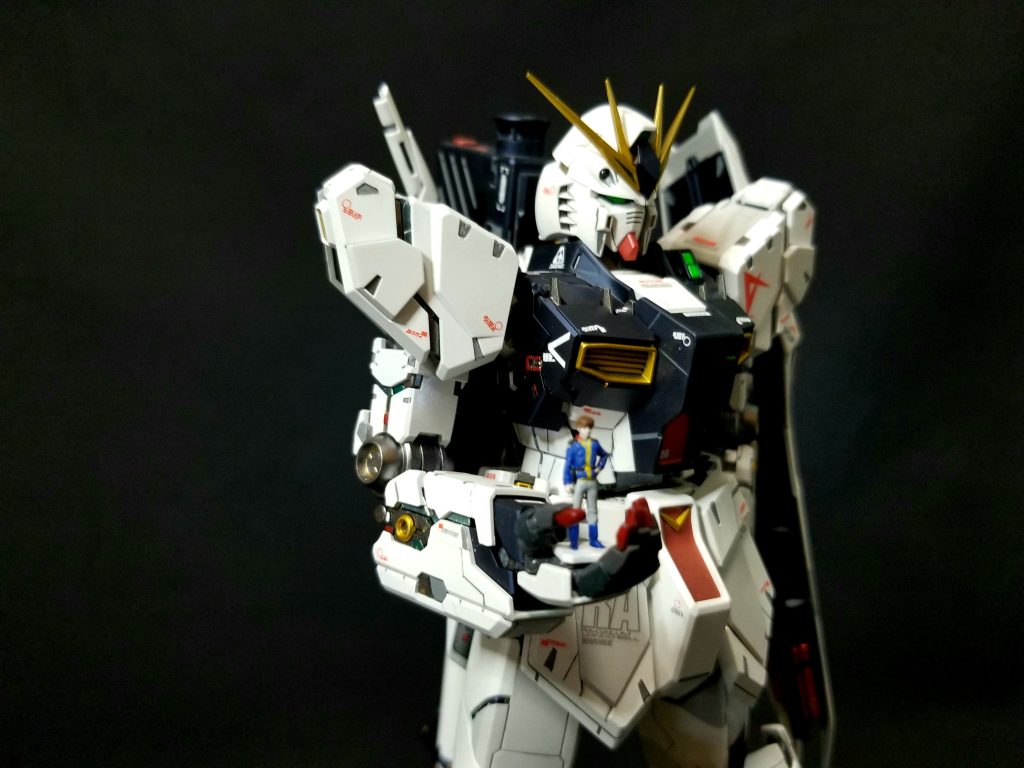 1/100 アムロ・レイも塗ってみました。こちらは灰サフから各色ラッカーアクリジョン複合で筆塗りしました。