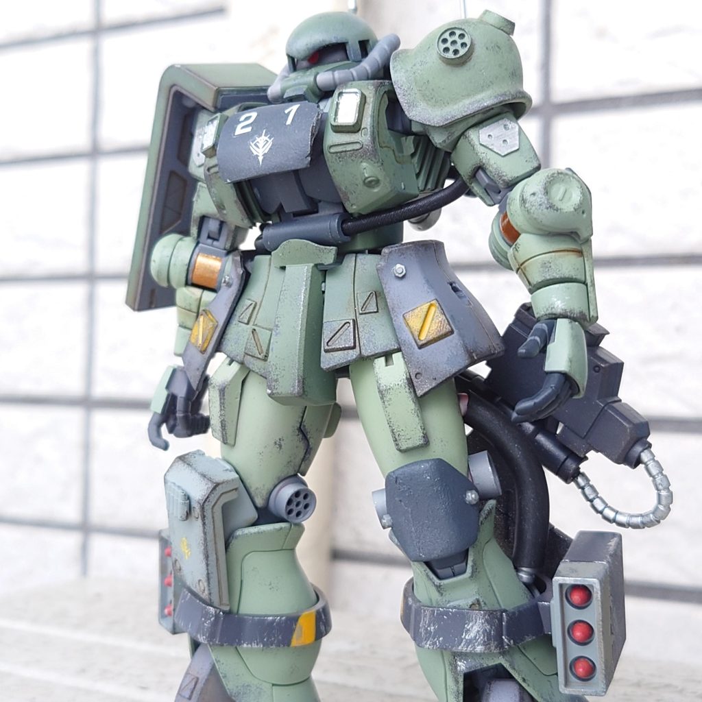 過剰装備を排除したとはいえ、ザクとしては重武装と言われるほどの装備となっている。旧式のザクで最新の連邦系モビルスーツとの戦闘を行うための処置である。