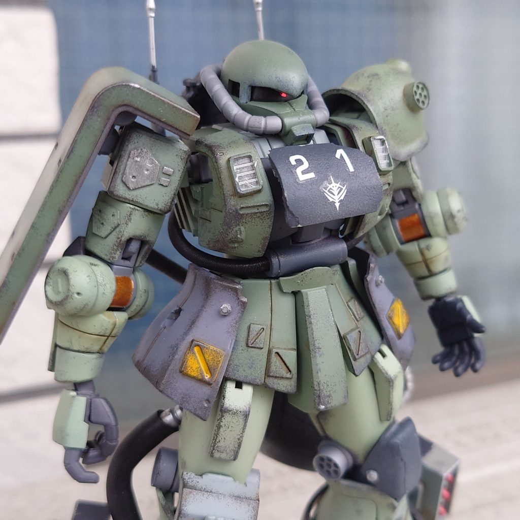 バックパックに通信強化ユニットを備え、ダブルロットアンテナは指揮官機以上のセンサー機能を有する。バズーカの運用に干渉しないよう、稼働機構も備わっている。