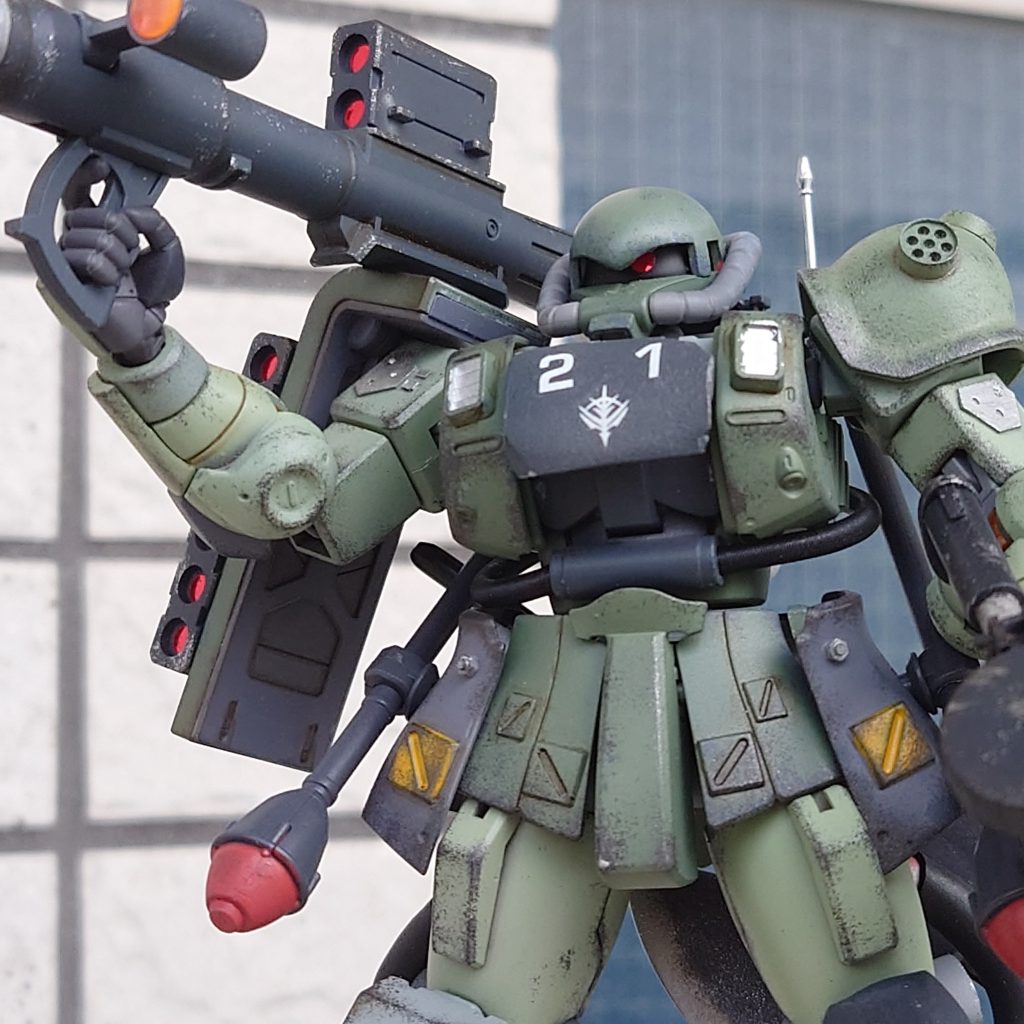 胸部は増加装甲が二重になっており、パイロットのサバイバリティを高めている。