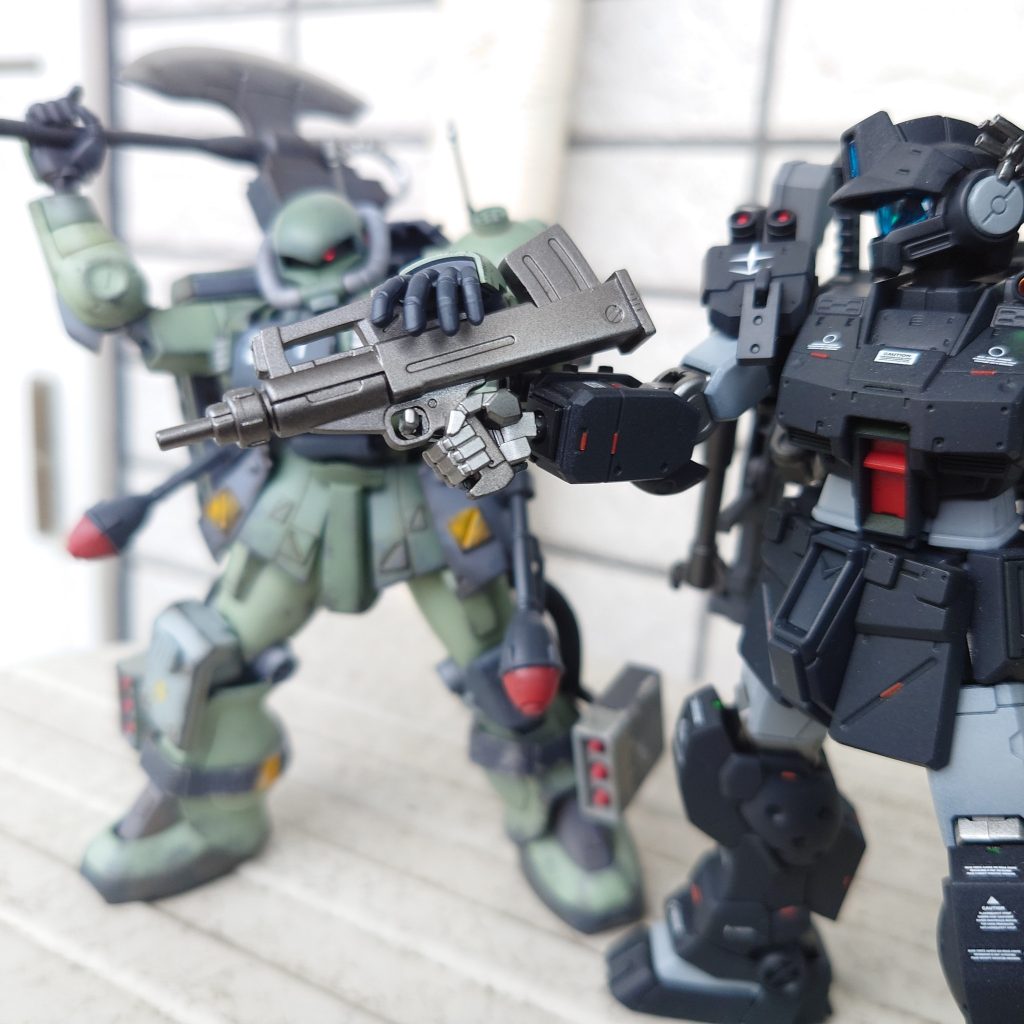 「軍曹、あんたから譲り受けたこのザク、まるで最初に使った06みたいで手に馴染むよ。でも俺はパーソナルカラーなんて柄じゃないからな。」