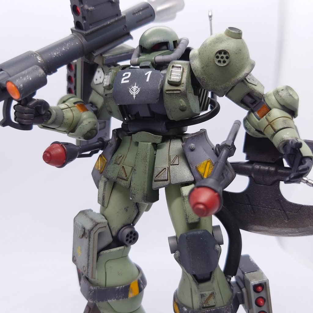 ザク・パワードカスタム「陸戦汎用型」パイロットが変更され、過剰な装備を取り除き汎用性を取り戻したザクパワードカスタム。元々の機体特性の名残として胸部や関節に増加装甲が取り付けられており、駆動出力がF型に比べ倍近くに高められている。これにより重量のある装備を容易に運用でき、近接格闘戦においてもグフと同等クラスのパフォーマンスを持つ。しかし操作性はF型に順ずるという扱いやすさも兼ね備えている。