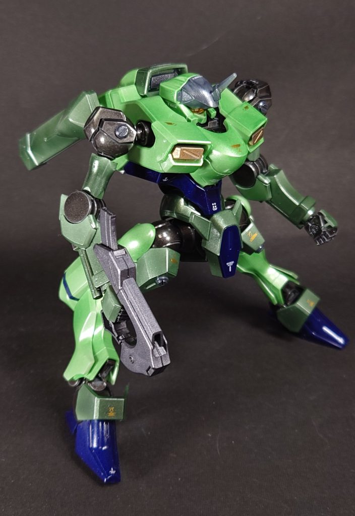 通常形態。外装は明度を2種類用意したメタリックグリーンとダークメタリックブルー、フレームはメタルブラック。デカールを少し追加してから光沢仕上げです。