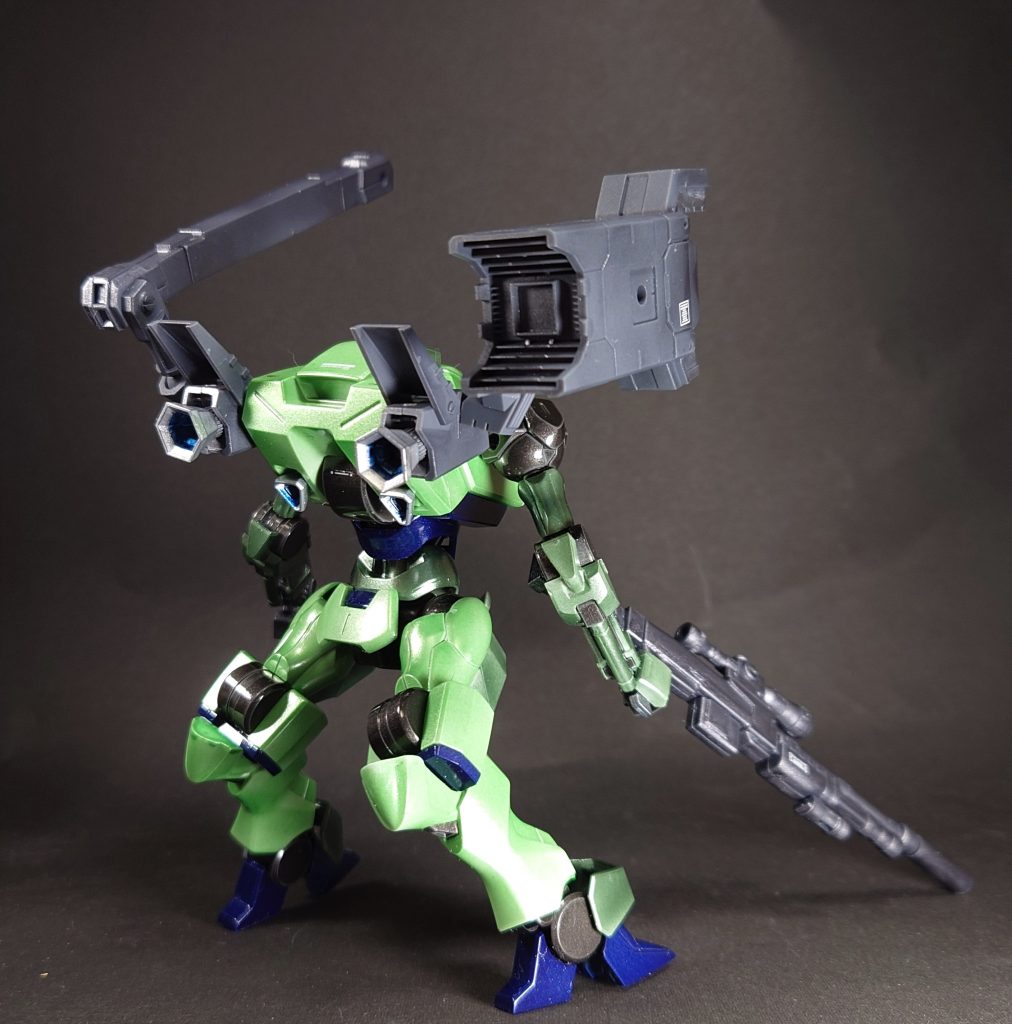 逆関節はバックショットの方が個性が出やすいかも？膝と足首の関節を左右交換して、干渉する外装の部分を削り落とすだけで完成です。