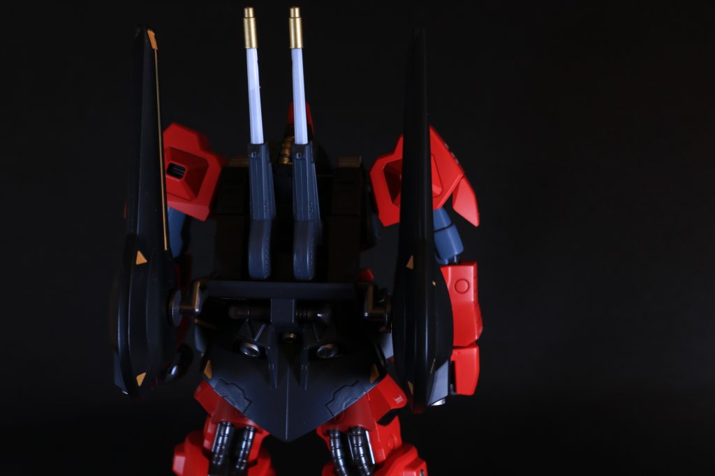 ビームピストルは好みで塗り分け。今回は、プラ板やディテールアップパーツを各所に張り付けてます。