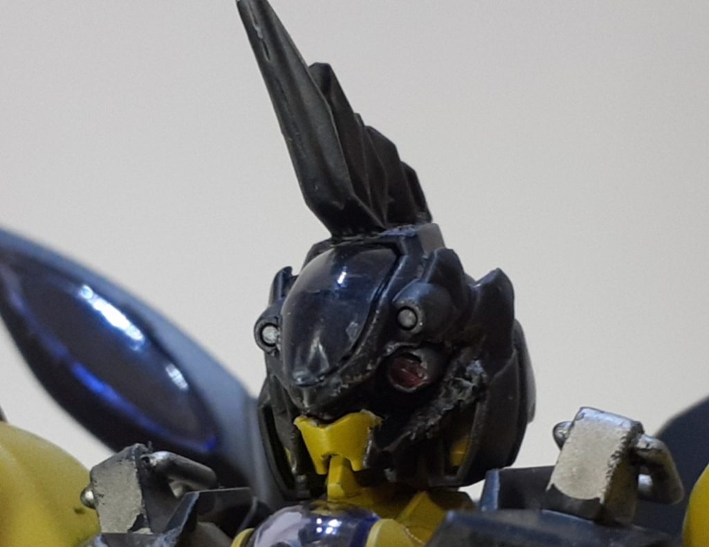 頭部は強奪した際に左カメラアイが破損したので別のカメラアイを無理矢理移植している。なお、ガンドアームは搭載されていない。