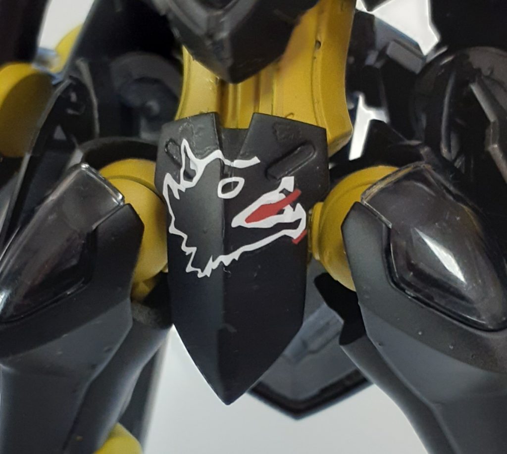 左肩には機体自体、股間部には海賊旗のマーキングが施されている。