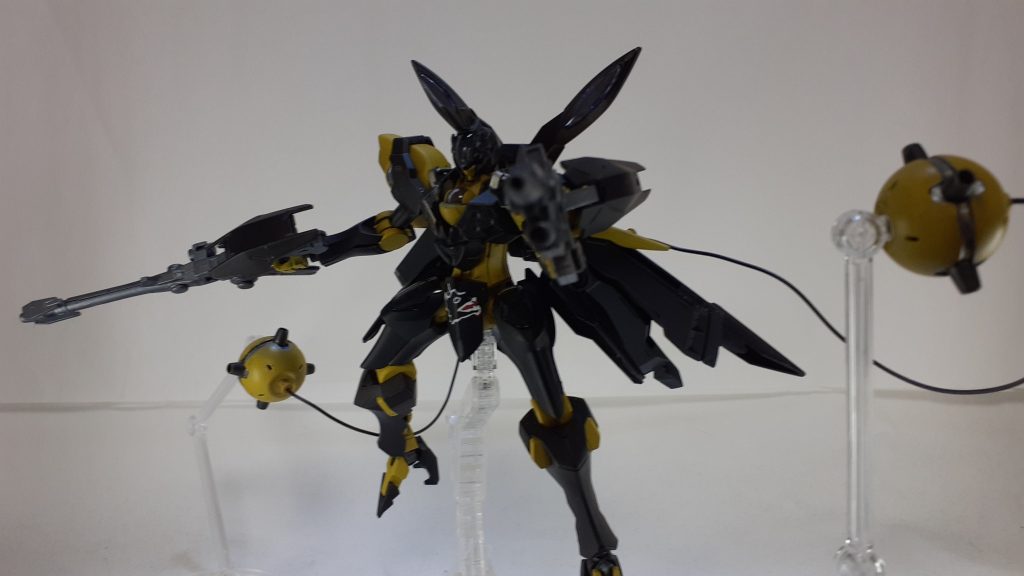 特殊兵装であるビームエクリプスはノンキネティックポッドを改造した武装。回転しながらビームを連射したり、ビームサーベル状の刃を形成した接近戦も可能。